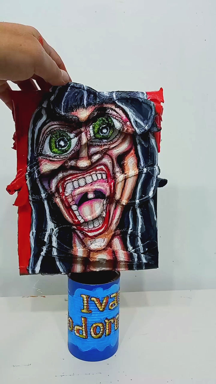 3D art streetart style painting portrait of a screaming woman. Acrylic on recycled cardboard and four pairs of recycled 3D cinema glasses. [Recycled Art]. Vide